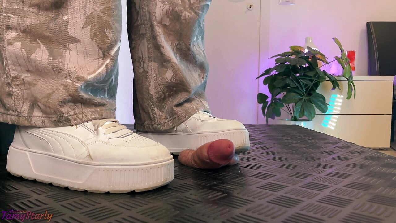 Trampad under hennes smutsiga sneakers - kukbollar krossa trampning, shoejob, bootjob, CBT, ballbusting, trampning, stomping