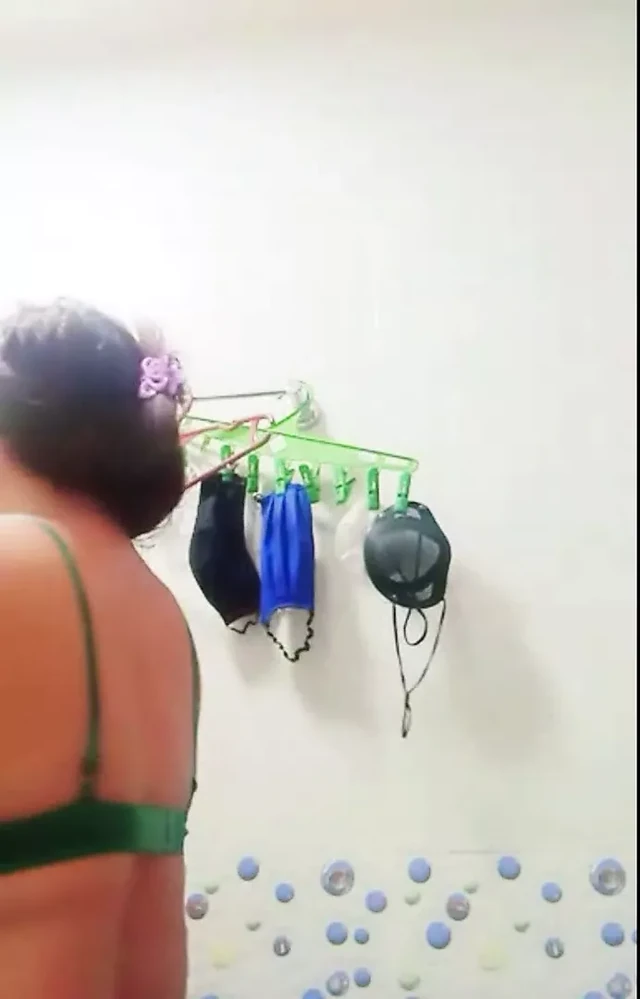 Lily Filipina shows saggy tits