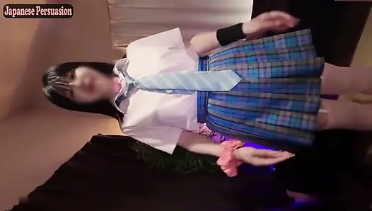 Cosplay schönheit mit perfektem gesicht, dickem arsch und behaarter muschi, intensives fingern führt zu massivem squirt