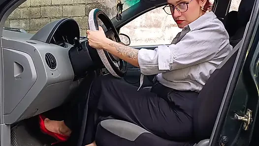 Sekretaris sange lagi asik ngintip pedal mobilnya sampai muncrat banyak banget saat lagi masturbasi