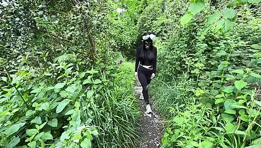 Bir yabancıyı mastürbasyon yaparken yakaladım ve ona parkta lezzetli bir sakso çektim.