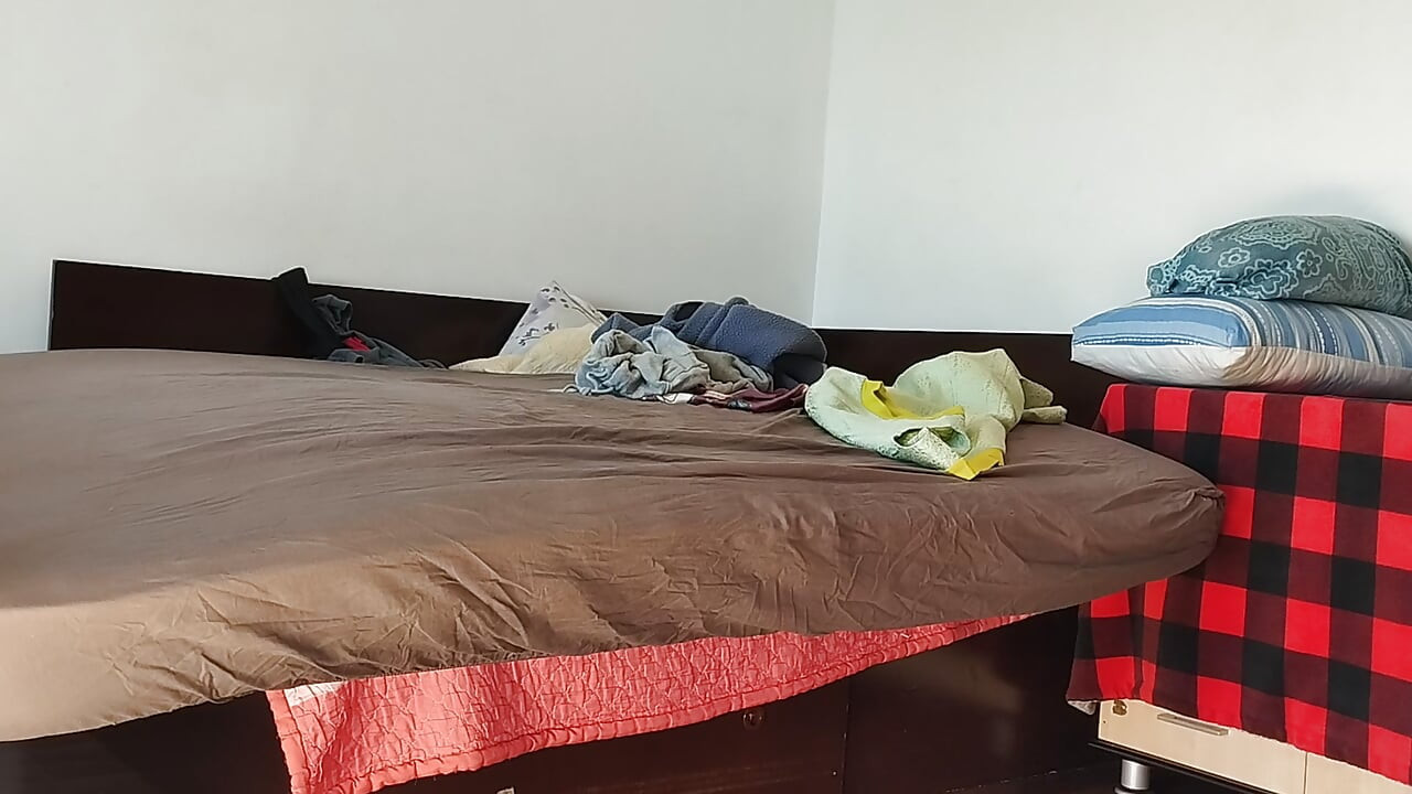 Amatör evli kadın kıyafetleri denemenin ve kesmenin tadını çıkarıyor. Amatör evli kadın evde çıplak vakum yapıyor.