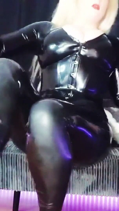 Varm blond svett latex catsuit brysttease POV | Klipp 1