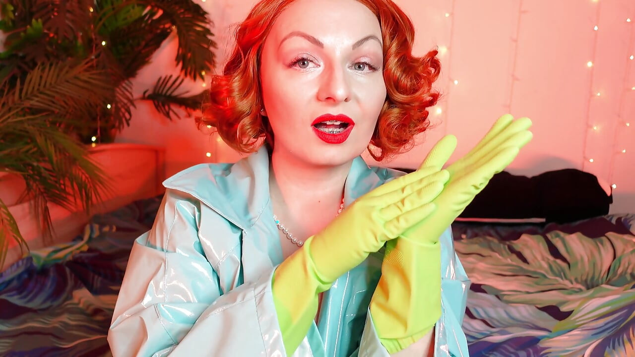 Hot pussy masturbation of horny MILF in rubber household gloves