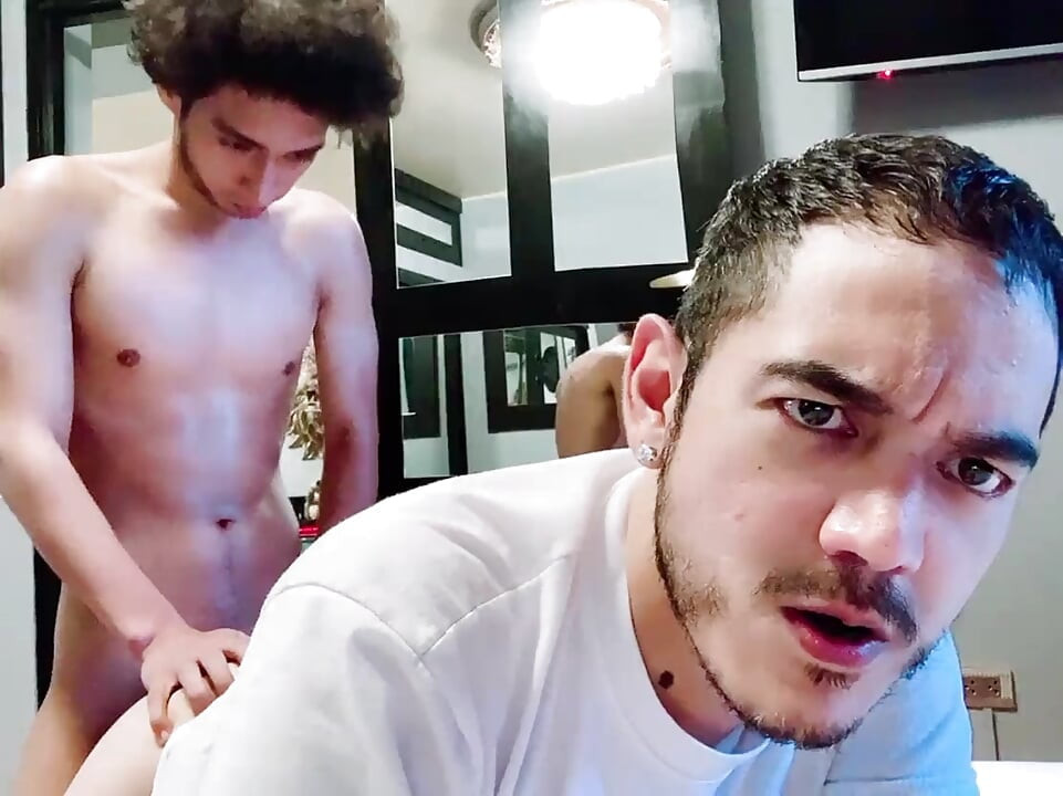 几个月后，我终于得到了一些渗透。我的Tinder约会对象正在帮我送出这份礼物！