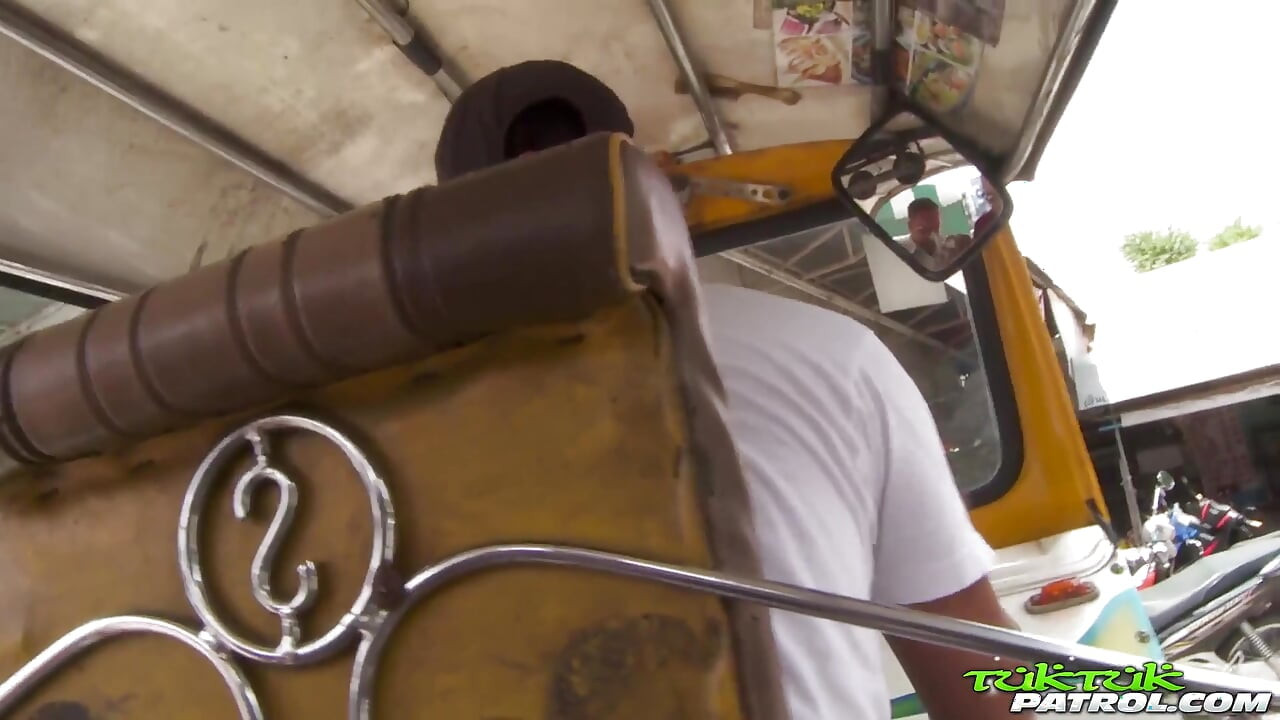 Зашеметяваща тайландка знае как да доставя удоволствие