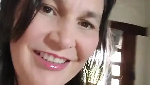 Eine reife frau Milf ist allein zu hause und reibt ihre muschi mit ihrem dildo.