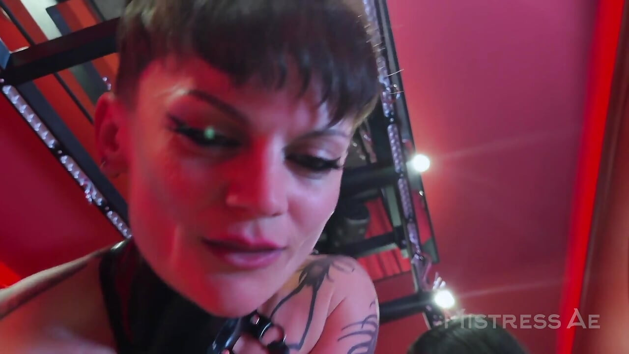 Fangs out 1: nyonya ae & miss flora dientot pov di kamar merah