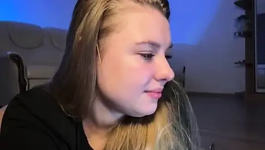 Jucielussie yüzüne oturuyor ve mastürbasyon yapıyor