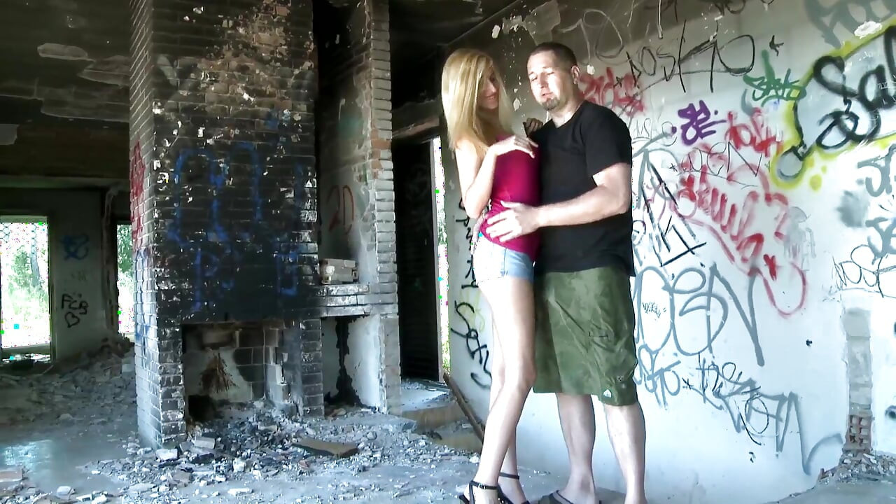 Taze amcık Eli Tetona sarışın bir fahişe sikiliyor