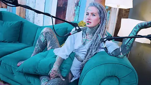 Aku berbicara tentang H - Happiness - ASMR podcast SFW berbicara dengan gadis kurus gothic bertato rambut gimbal