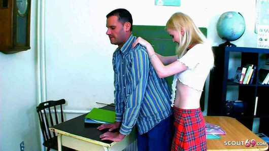 L'insegnante seduce l'adolescente magra in uniforme per scopare in classe