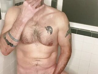 Oso musculoso después del gimnasio, entrenamiento en la ducha