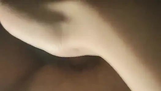 Seorang perawan mencoba masturbasi sendiri