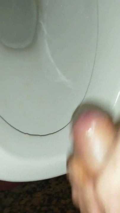 バスルームで遊ぶパパ