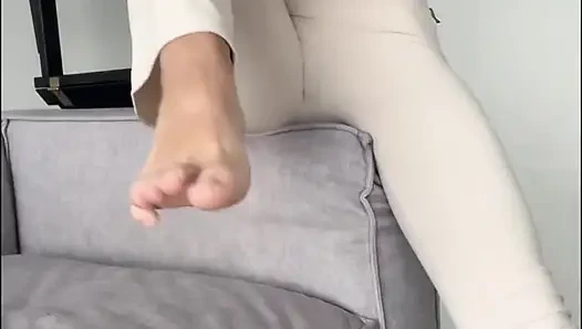 Идеальная домашняя йога - задница в тугих леггинсах - сексуальная богиня