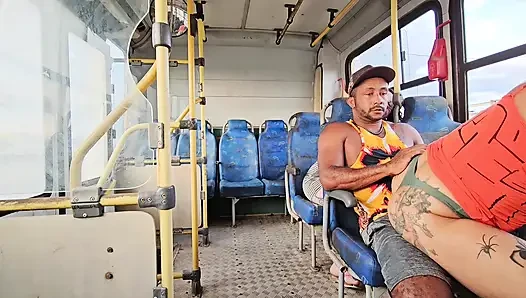 EIN SCHAMLOSES PAAR, DAS IM ÖFFENTLICHEN NAHVERKEHR FÄHRT, UND EIN RÜCKSITZPASSAGIER, DAS ALLES FILMT