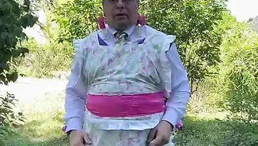 Bahçıvanın kıyafetleriyle kendine işiyor