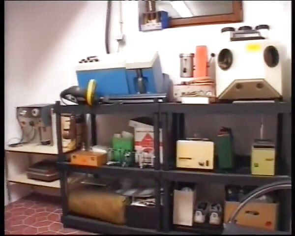 İç çamaşırlı ve çoraplı mükemmel Alman hatun anal sikiliyor