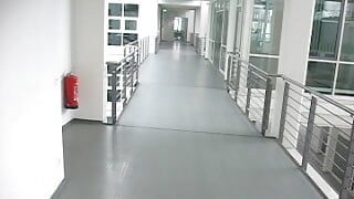 Na uniwersytecie nago na korytarzu