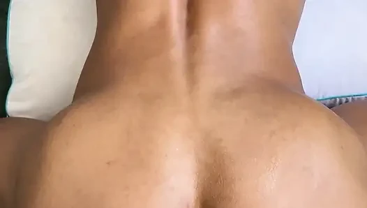 Sert latin yarağımı içimde hissetmeden önce dildoyla oynamamı istedi