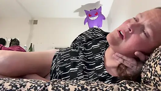 Горячая милфа с большой задницей кончает на большом белом члене