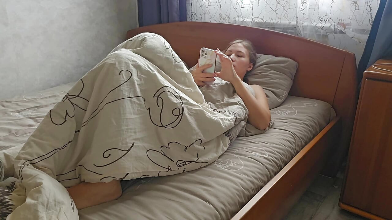 Yatakta porno izliyorum ve sıkı amcığımı okşuyor!