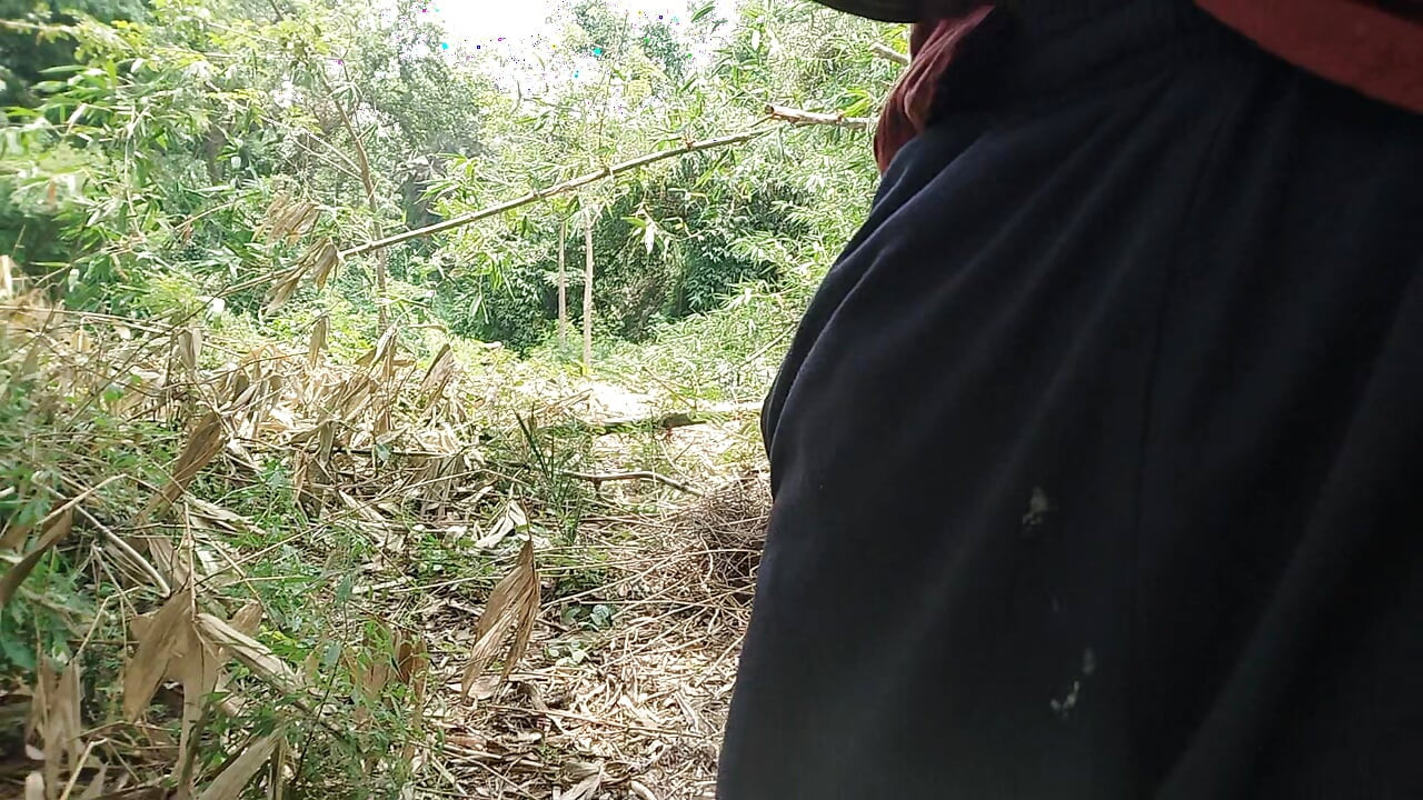 Terwijl Hij in Het Veld Rondliep, Begon Hij Op Het Gevest Te Slaan
