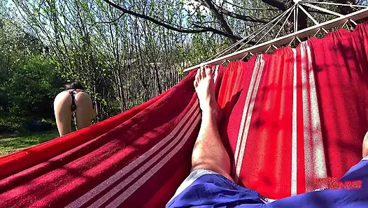 Мой сводный брат шпионит за мной и дрочит на мою задницу