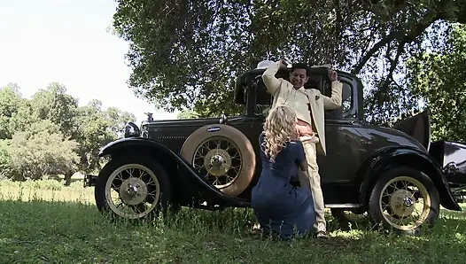 Kötü sarışın sürtük açık havada sert sikilmeyi seviyor