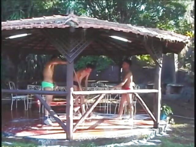 Tiga pasangan Latino mengadakan sesi kongkek keras dengan tiga perempuan jalang berahi di luar rumah