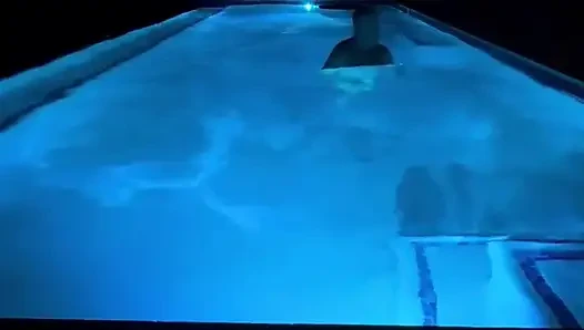 Havuzda çırılçıplak oyunu oynayan var mı?