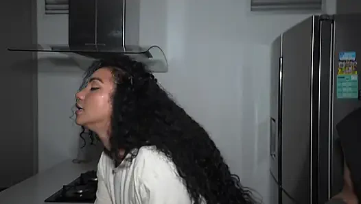 Elektrik kesiliyor ve ben tahrik oluyorum, kocamın iş arkadaşıyla yatıyorum