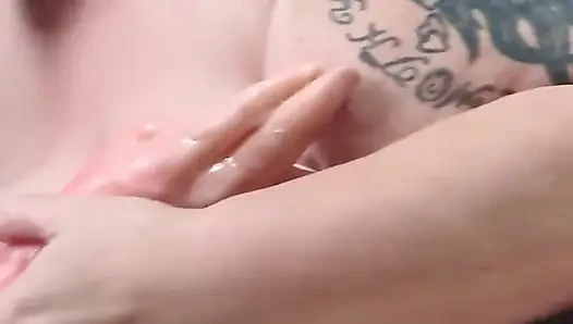 Amına yumruk sokma boşalıyor çünkü çok uzun