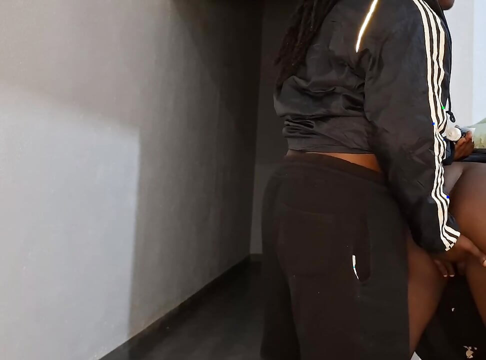 El hermano de mi esposo tuvo relaciones sexuales conmigo en el pasillo mientras mi esposo veía el Mundial.