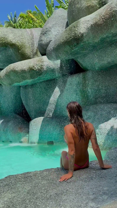 Het Monika Fox poserer i sexy rosa bikini på eksotiske steder | Klipp 1