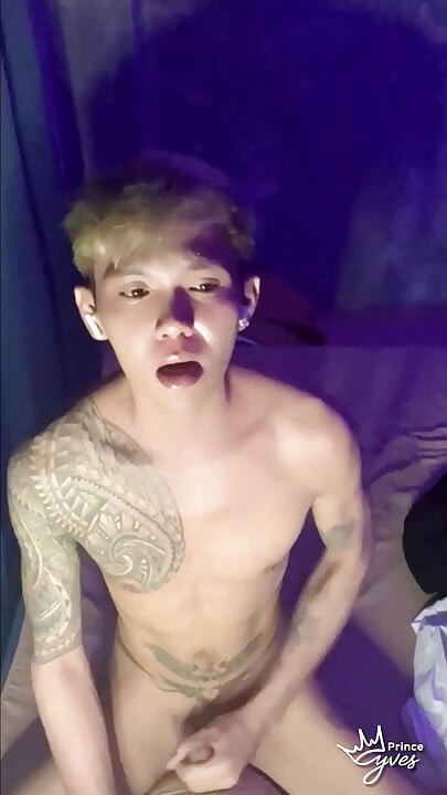 Filipina tatuada tesuda gêmea provocando e se masturbando até gozar