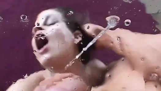 Putri lidah yang ditindik membuat tenggelam yang gemuk