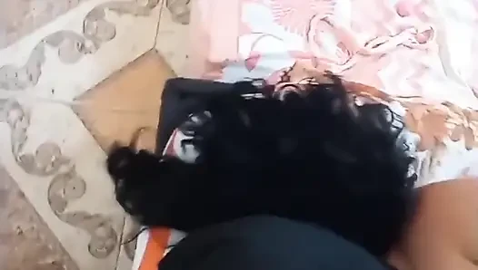 Bağlı evli kadın ve gırtlağına kadar alıyor