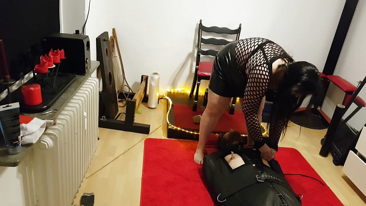 Deri çuvalda lave bölüm 1 - orta yaşlı seksi kadın bağlı yarağı azdırıyor kenar engelleme bdsm