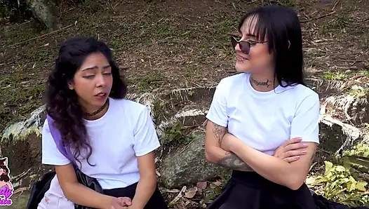 Meine rebellische Freundin bringt mich dazu, aus dem Unterricht zu entkommen, und wir haben Spaß mit der Schere zu spielen.