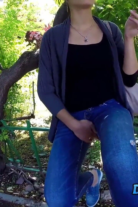 I dare her to play with her pussy trough jeans in a park