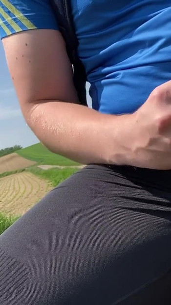 Zapanjujući trenutak iz "Biciklističke ture u uskim hlačama s tvrdim kurcem"
