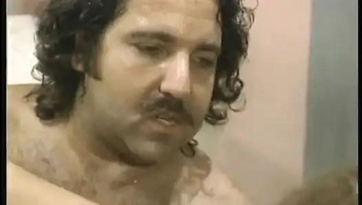 Грудастой крошке уничтожают ее киску три ебаря