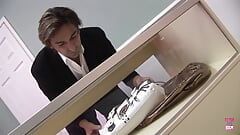 Un venditore cattivo vende le scarpe e dà una sborrata in faccia al suo cliente biondo Vixen
