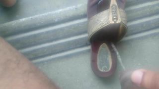 Piscia sulle scarpe della calda milf indiana