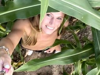 Donna tedesca nuda in campo