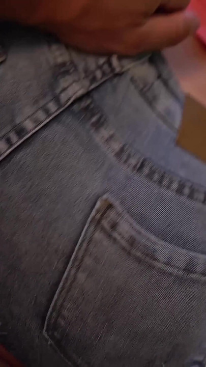 Knullet Hottie gjennom hull i nye jeans og sæd i munnen | Klipp 1