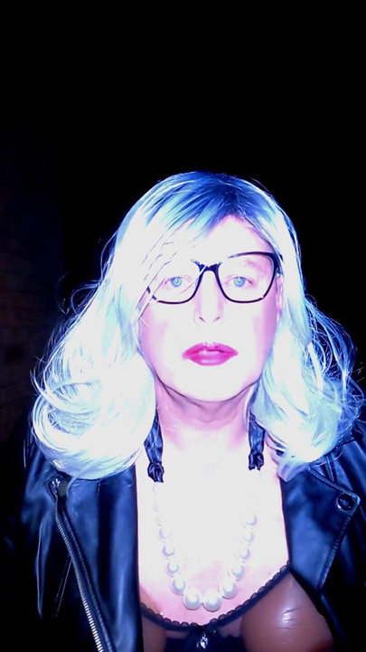 Crossdresser amatur melancap di luar rumah dalam stoking badan seksi