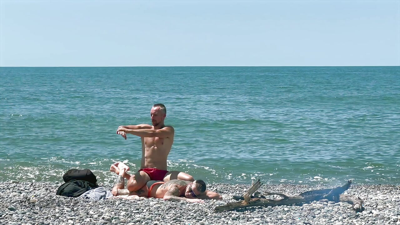 Sjajno jebanje nakon plivanja. Kit Belove svršava dva puta u guzicu Falcon Ala na plaži